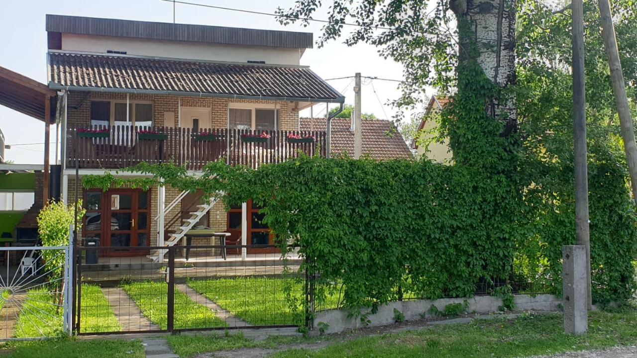 Sarga311 Ueduelohaz Szeged 빌라 외부 사진